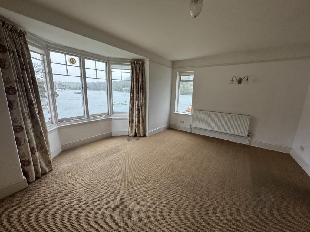 Lot: 160 - SPACIOUS WATER-FRONTING PROPERTY - View of living room showing river views